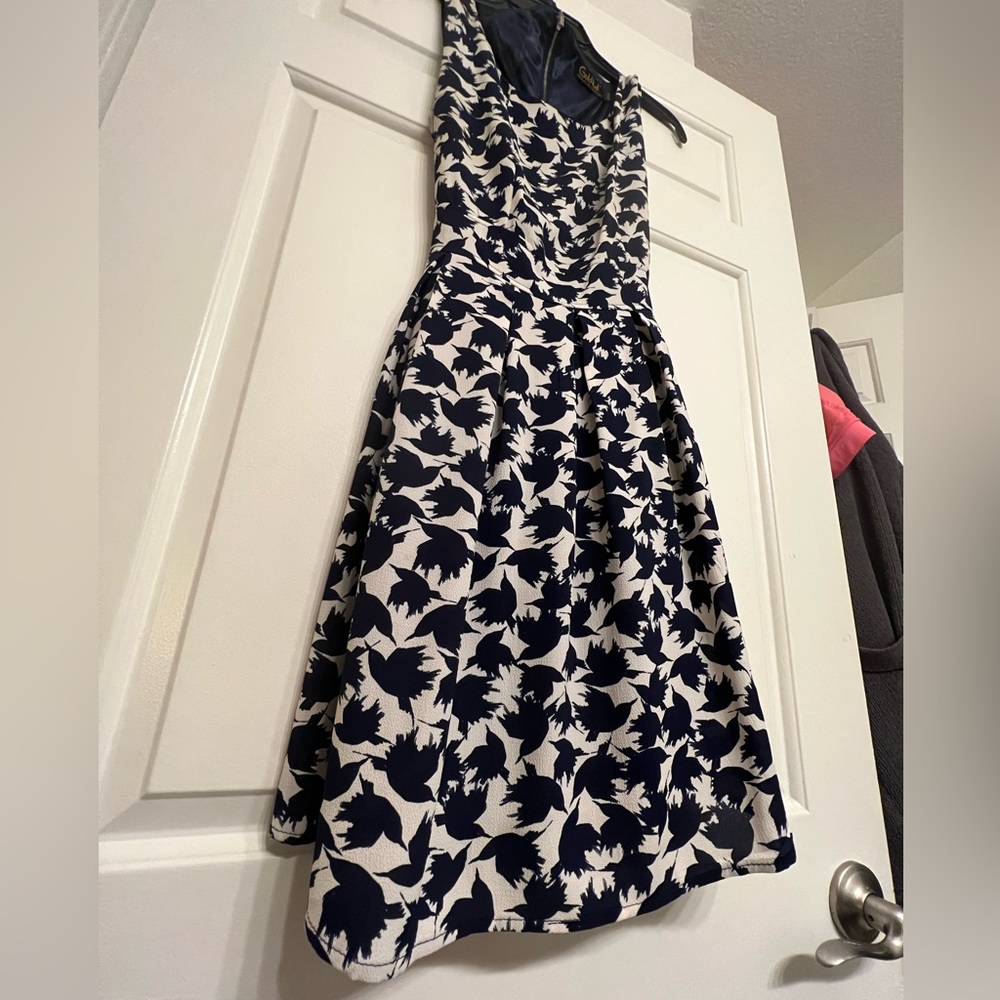 The print is birds! 🐦‍⬛ Sleeveless dress w/ waist tie | navy & off-white
